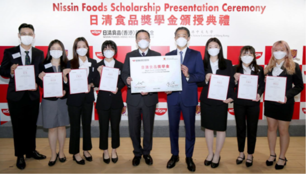 Mr. Kiyotaka ANDO, Chairman of Nissin Foods (Hong Kong) Charity Fund (middle right), and Professor Anthony CHAN, Pro-Vice-Chancellor and Vice-President of CUHK (middle left), announced the launch of the Nissin Foods Scholarship for Food and Nutritional Sciences students. The seven scholarship recipients for the 2022-2023 academic year are: (from left to right) KEI Nelson, LIN Yuhong from the Ph.D programme, as well as WONG Wai Yee, LAM Shuk Fan and (from right to left) CHAN Hoi Yi, HSU Po Ling, KWAN Ka Yi from the Bachelor’s degree programme.