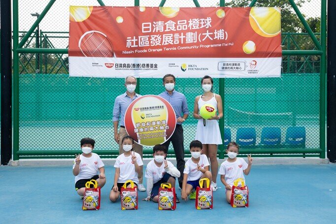 Kiyotaka ANDO, Chairman of the Advisory Committee of the Charity Fund (middle), Mr. Philip Mok, HKTA President (left) & Ms. ZHANG Ling, Nissin Foods Sports Ambassador join the kids for a group photo after the Kick-off Ceremony.