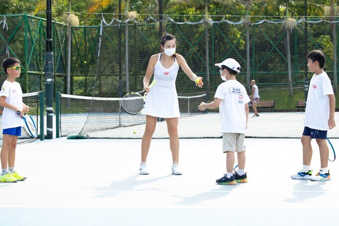 Ms. ZHANG Ling, Nissin Foods Sports Ambassador & Mentor leads a warm-up session with participants.